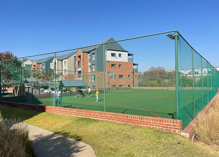 8 Elizabeth Place - Beautiful Self Catering 1 Bedroom Apartment Next To Kyalami Racetrack In Midrand With Free Wifi Local Swimming Pool Gym And Restaurant - Perfect For A Couple