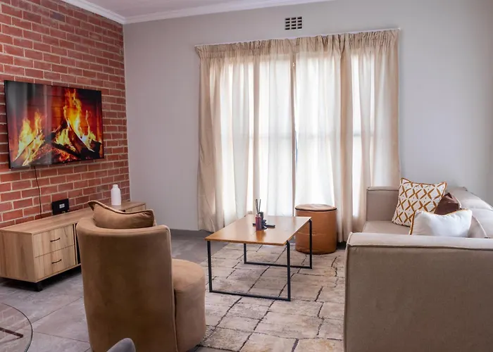 8 Elizabeth Place - Beautiful Self Catering 1 Bedroom Apartment Next To Kyalami Racetrack In Midrand With Free Wifi Local Swimming Pool Gym And Restaurant - Perfect For A Couple