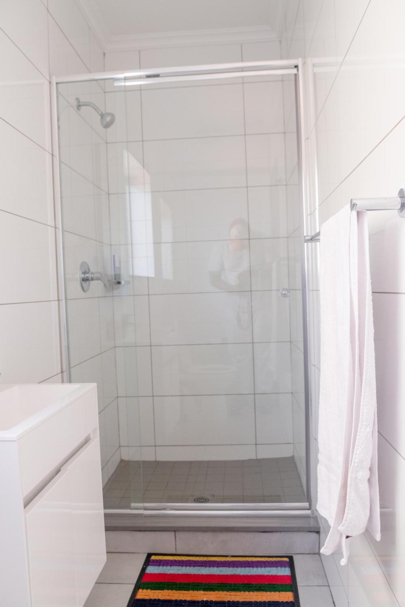 8 Elizabeth Place - Beautiful Self Catering 1 Bedroom Next To Kyalami Racetrack In With Free Wifi Local Swimming Pool Gym And Restaurant - Perfect For A Couple Apartment Midrand