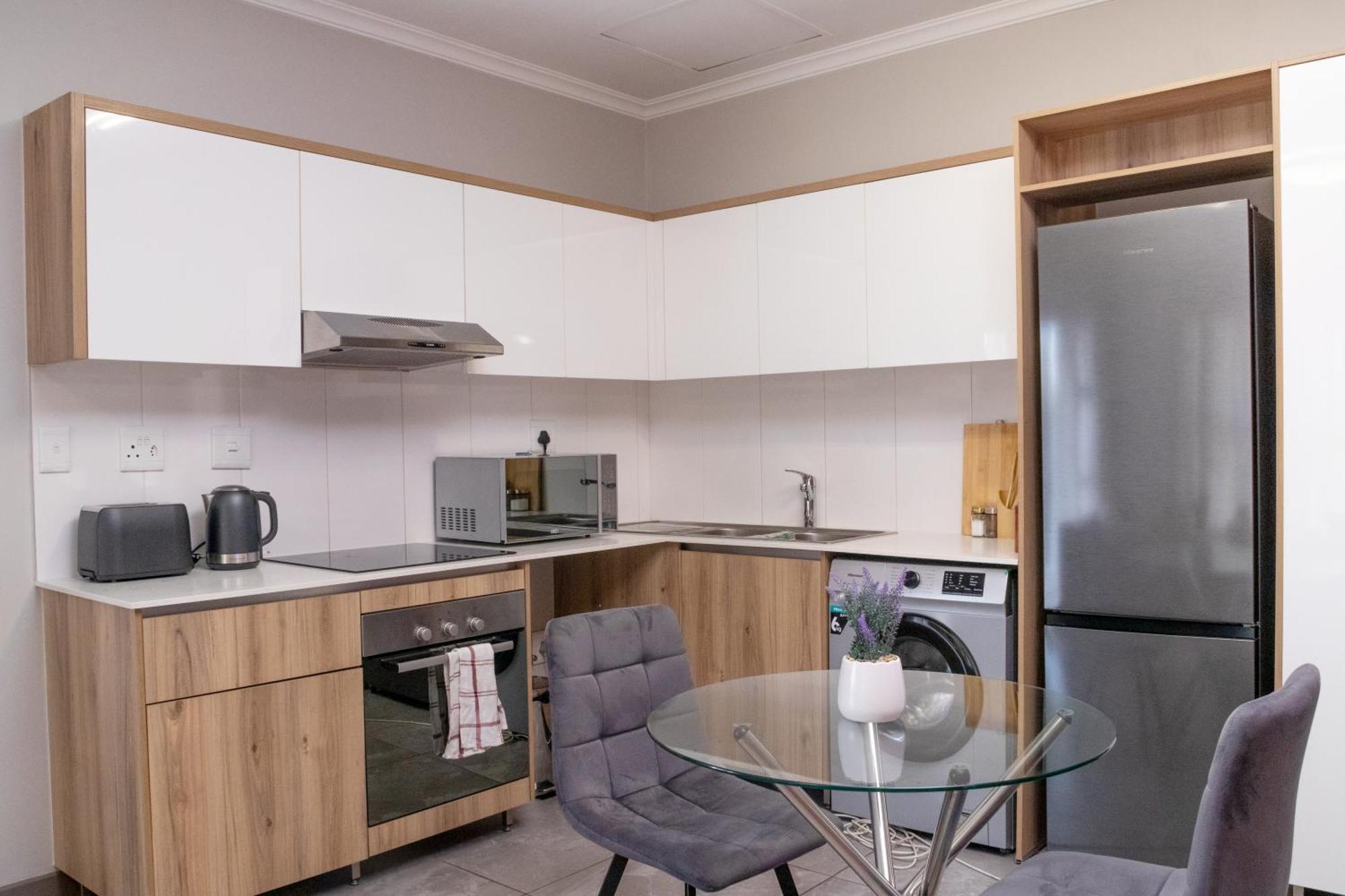 8 Elizabeth Place - Beautiful Self Catering 1 Bedroom Next To Kyalami Racetrack In With Free Wifi Local Swimming Pool Gym And Restaurant - Perfect For A Couple