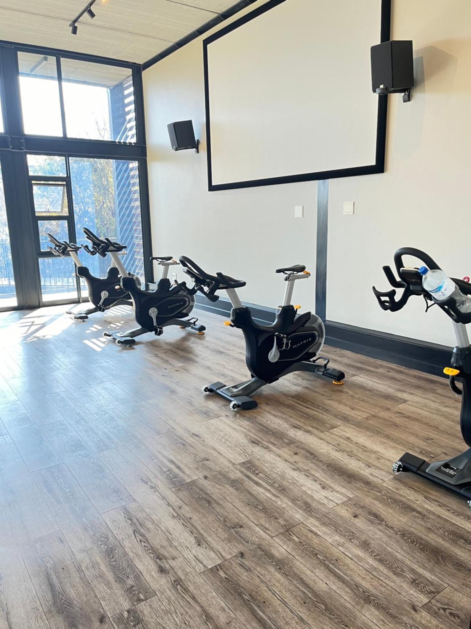 Apartment 8 Elizabeth Place - Beautiful Self Catering 1 Bedroom Next To Kyalami Racetrack In With Free Wifi Local Swimming Pool Gym And Restaurant - Perfect For A Couple *