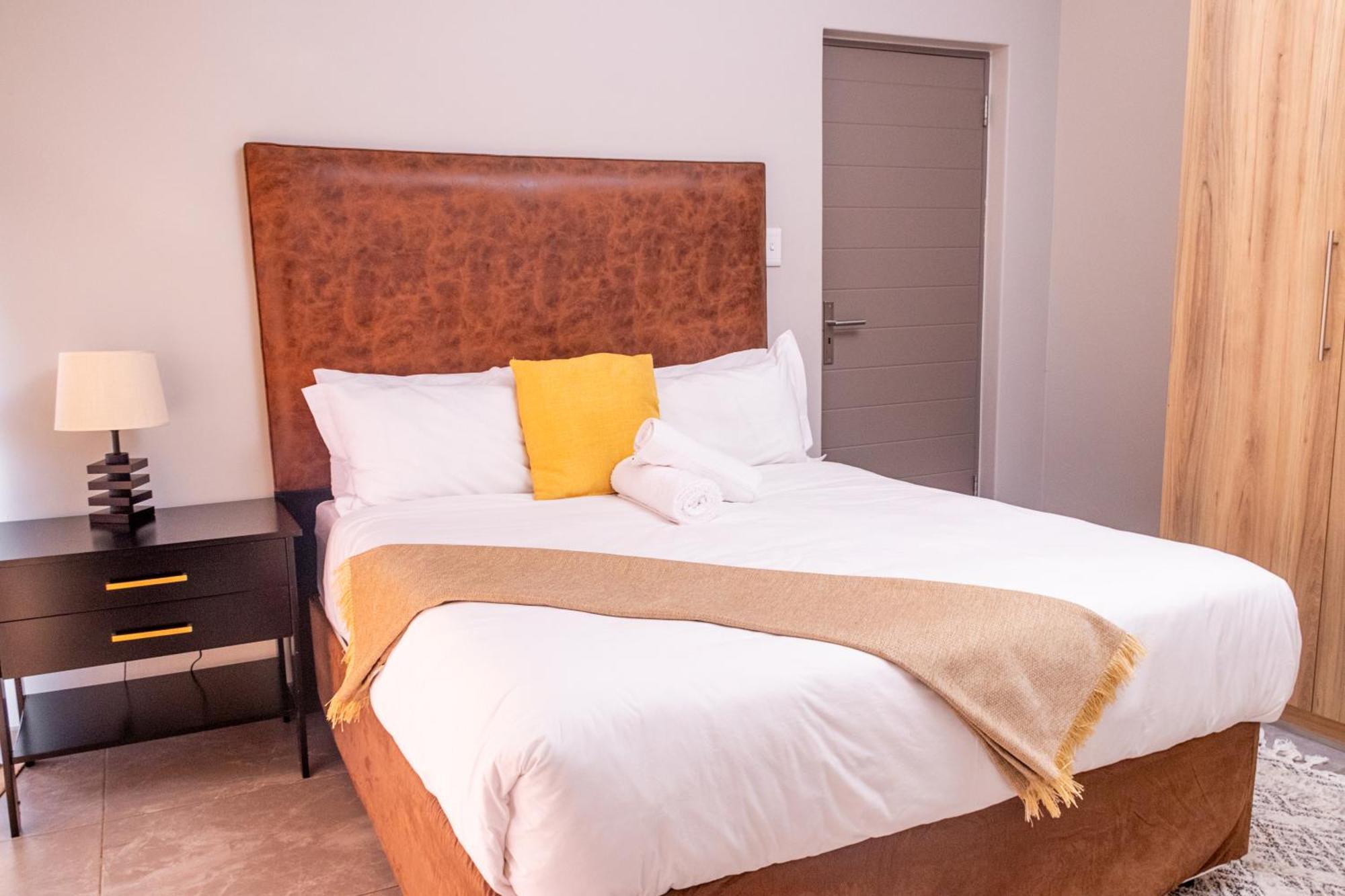 8 Elizabeth Place - Beautiful Self Catering 1 Bedroom Next To Kyalami Racetrack In With Free Wifi Local Swimming Pool Gym And Restaurant - Perfect For A Couple Apartment Midrand