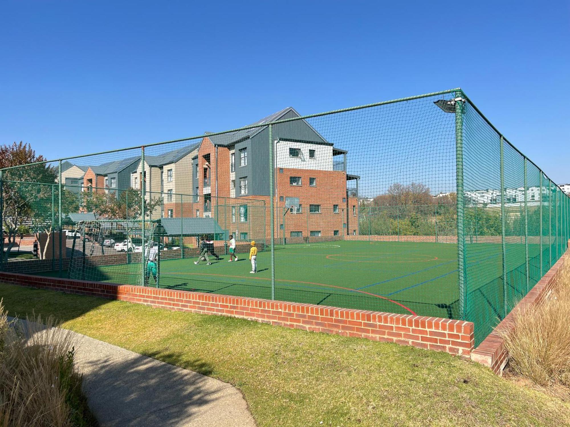 8 Elizabeth Place - Beautiful Self Catering 1 Bedroom Next To Kyalami Racetrack In With Free Wifi Local Swimming Pool Gym And Restaurant - Perfect For A Couple Midrand