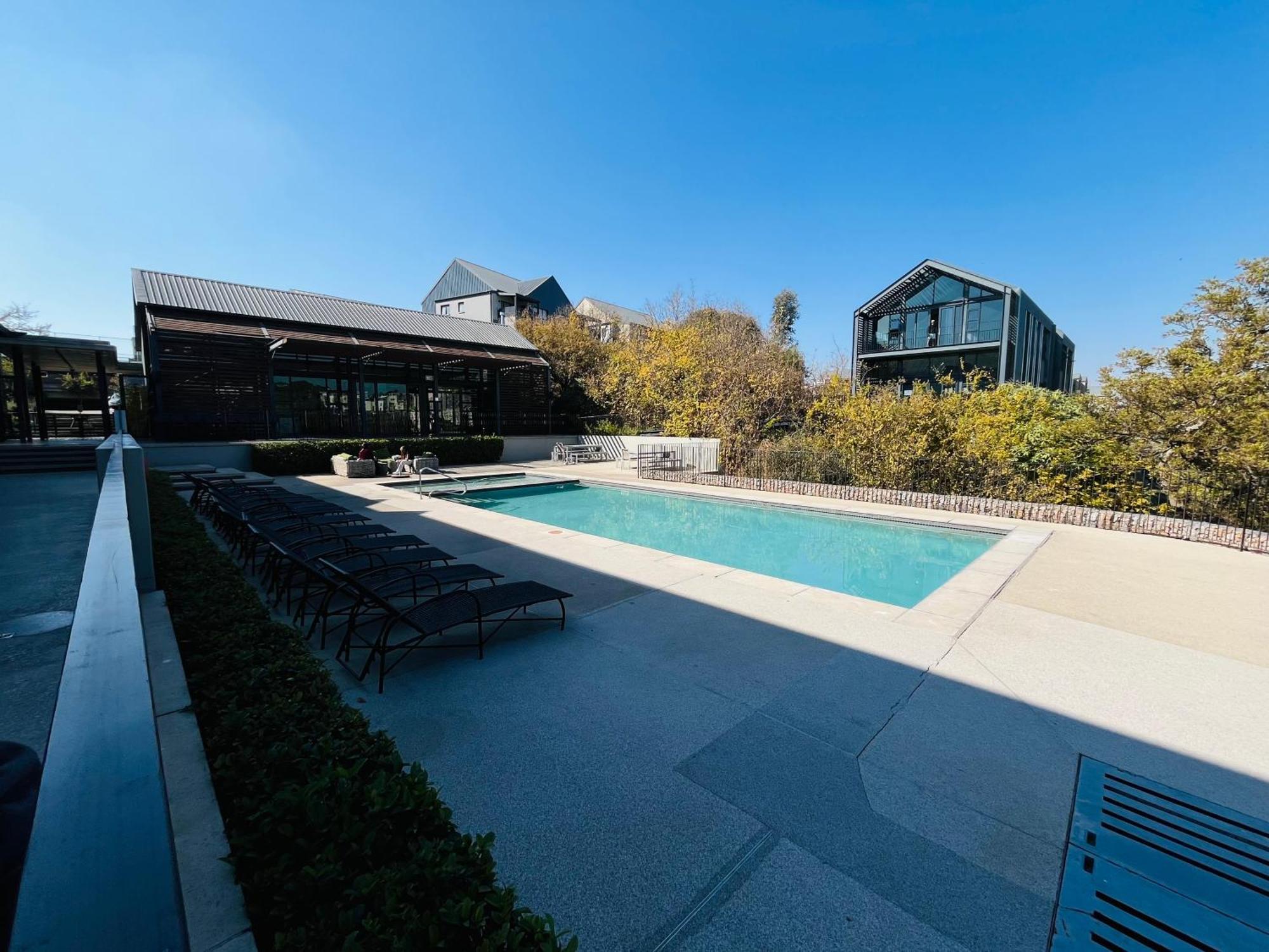 Apartment 8 Elizabeth Place - Beautiful Self Catering 1 Bedroom Next To Kyalami Racetrack In With Free Wifi Local Swimming Pool Gym And Restaurant - Perfect For A Couple *
