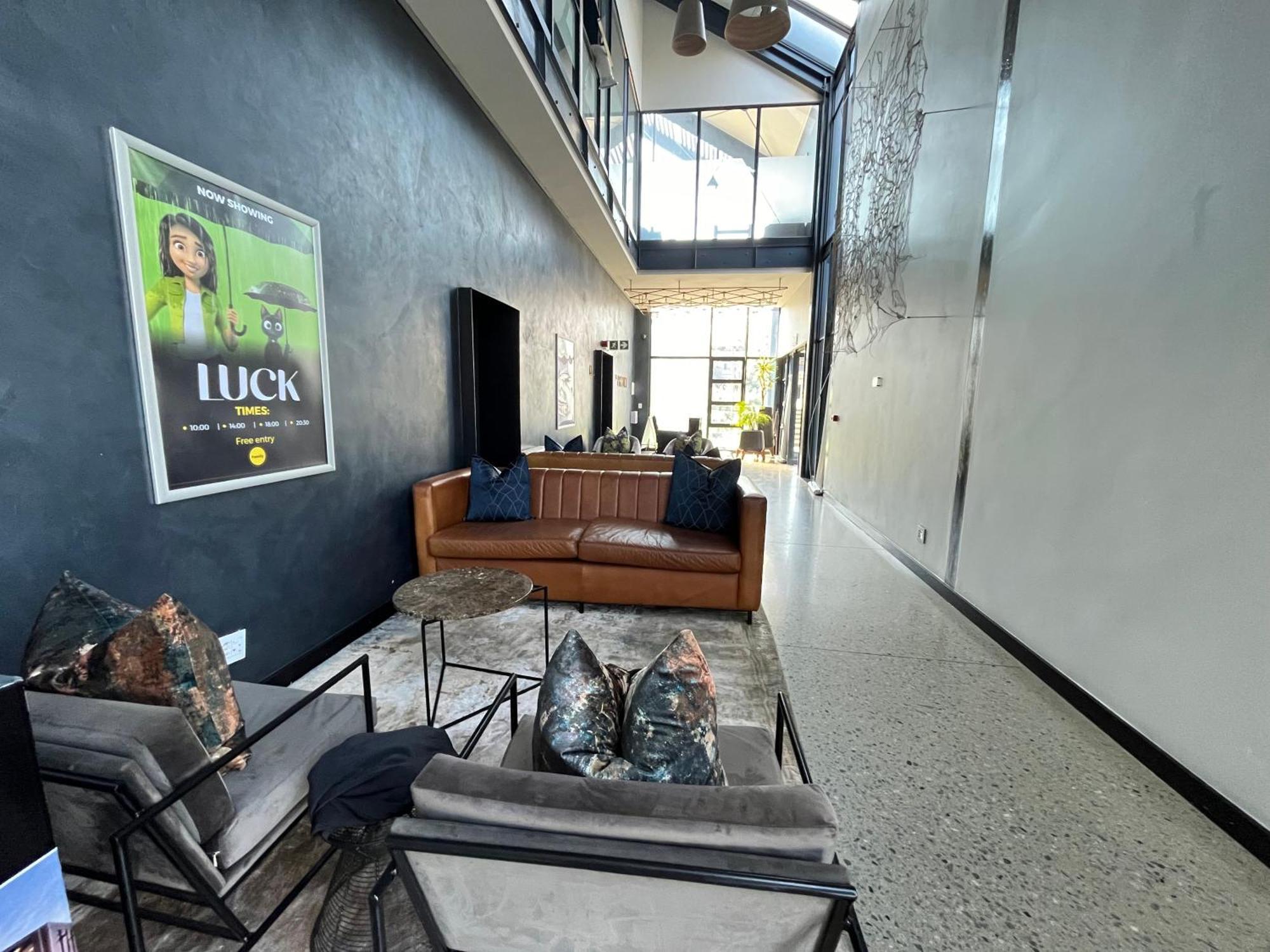 8 Elizabeth Place - Beautiful Self Catering 1 Bedroom Next To Kyalami Racetrack In With Free Wifi Local Swimming Pool Gym And Restaurant - Perfect For A Couple Apartment Midrand