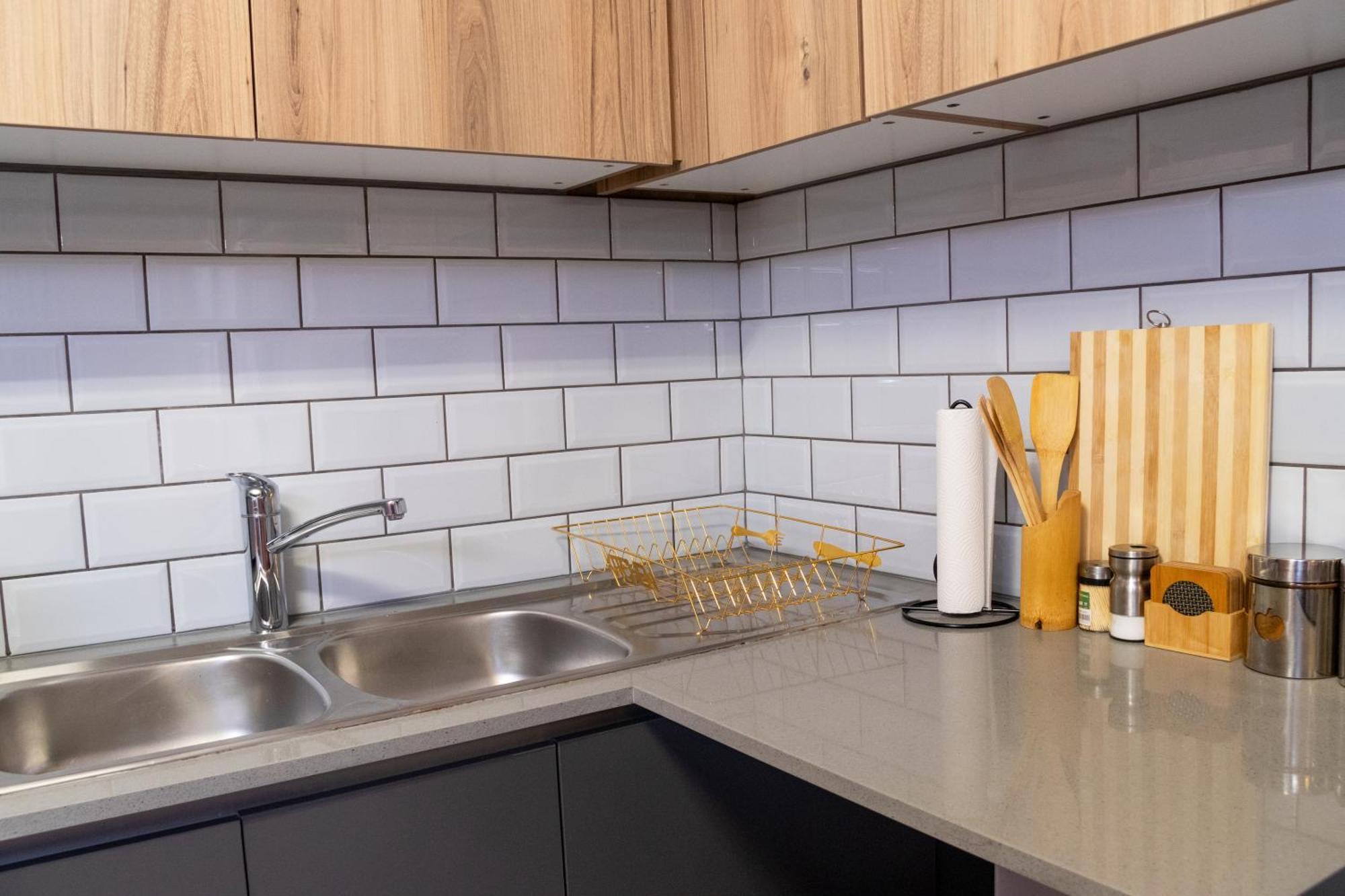 Apartment 8 Elizabeth Place - Beautiful Self Catering 1 Bedroom Next To Kyalami Racetrack In With Free Wifi Local Swimming Pool Gym And Restaurant - Perfect For A Couple Midrand