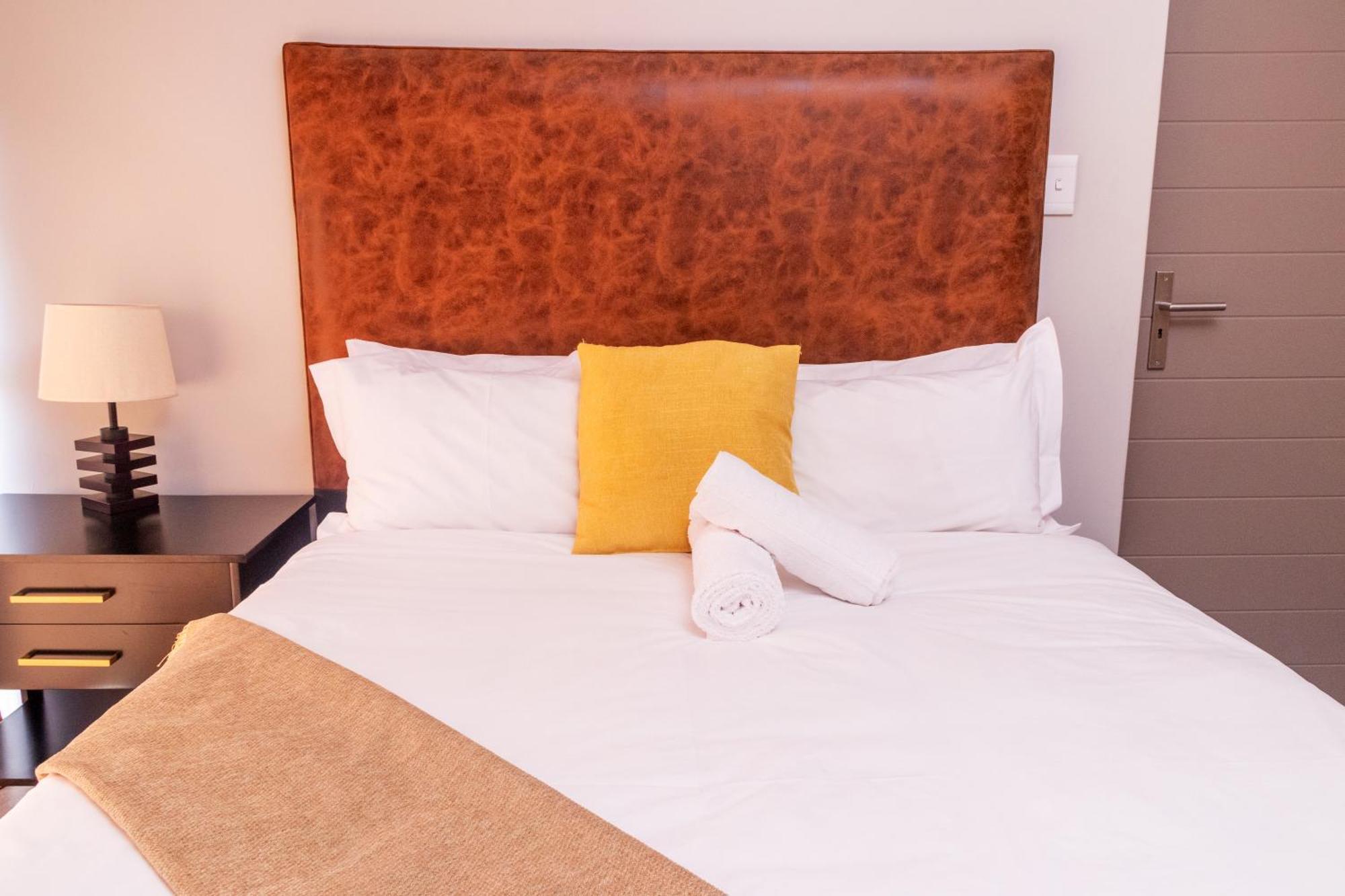 8 Elizabeth Place - Beautiful Self Catering 1 Bedroom Next To Kyalami Racetrack In With Free Wifi Local Swimming Pool Gym And Restaurant - Perfect For A Couple