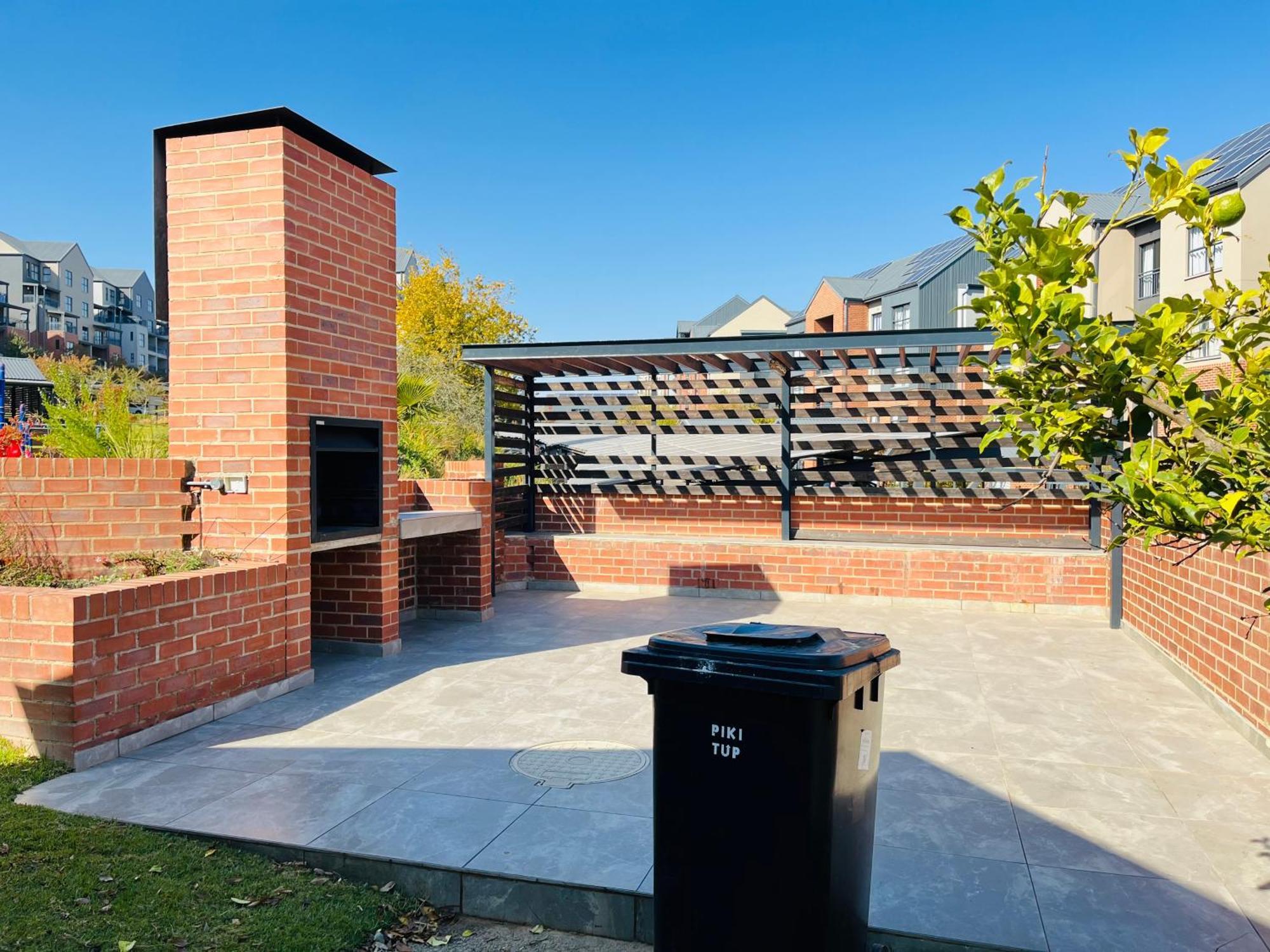 Apartment 8 Elizabeth Place - Beautiful Self Catering 1 Bedroom Next To Kyalami Racetrack In With Free Wifi Local Swimming Pool Gym And Restaurant - Perfect For A Couple *