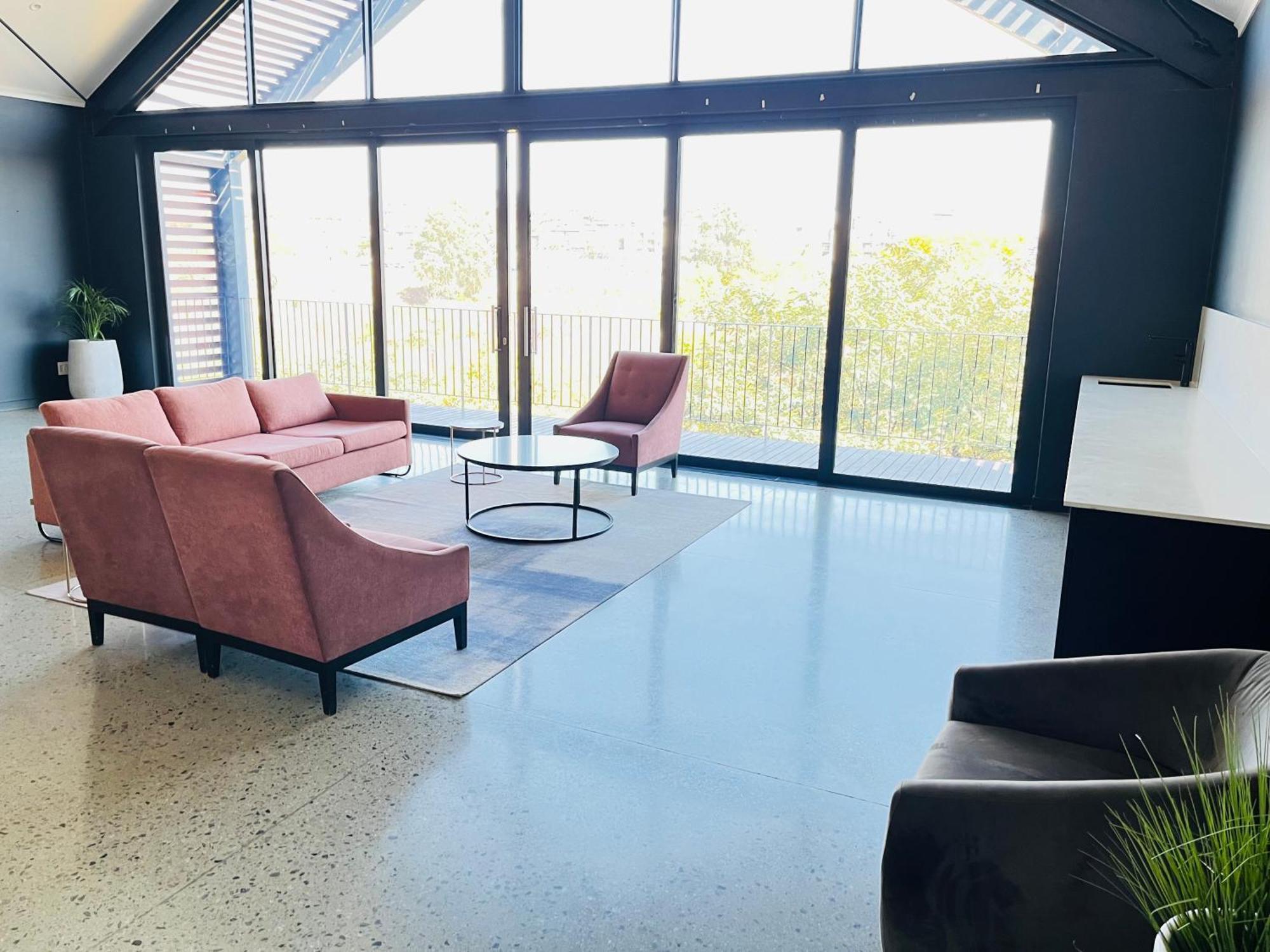 8 Elizabeth Place - Beautiful Self Catering 1 Bedroom Next To Kyalami Racetrack In With Free Wifi Local Swimming Pool Gym And Restaurant - Perfect For A Couple Apartment Midrand