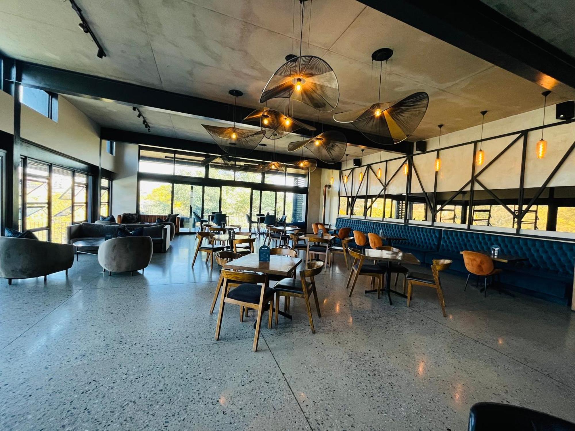 8 Elizabeth Place - Beautiful Self Catering 1 Bedroom Next To Kyalami Racetrack In With Free Wifi Local Swimming Pool Gym And Restaurant - Perfect For A Couple Apartment *