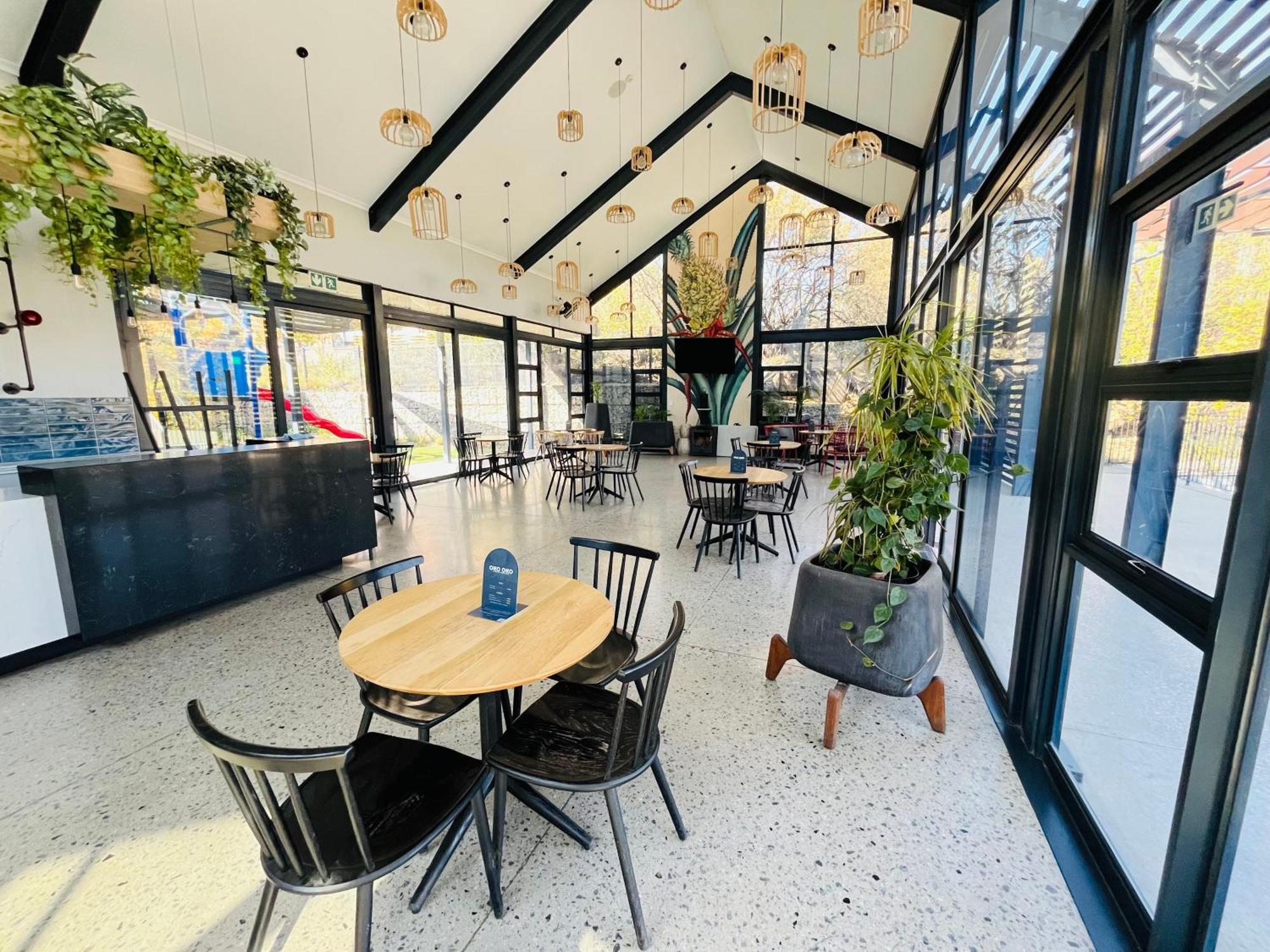 Apartment 8 Elizabeth Place - Beautiful Self Catering 1 Bedroom Next To Kyalami Racetrack In With Free Wifi Local Swimming Pool Gym And Restaurant - Perfect For A Couple *