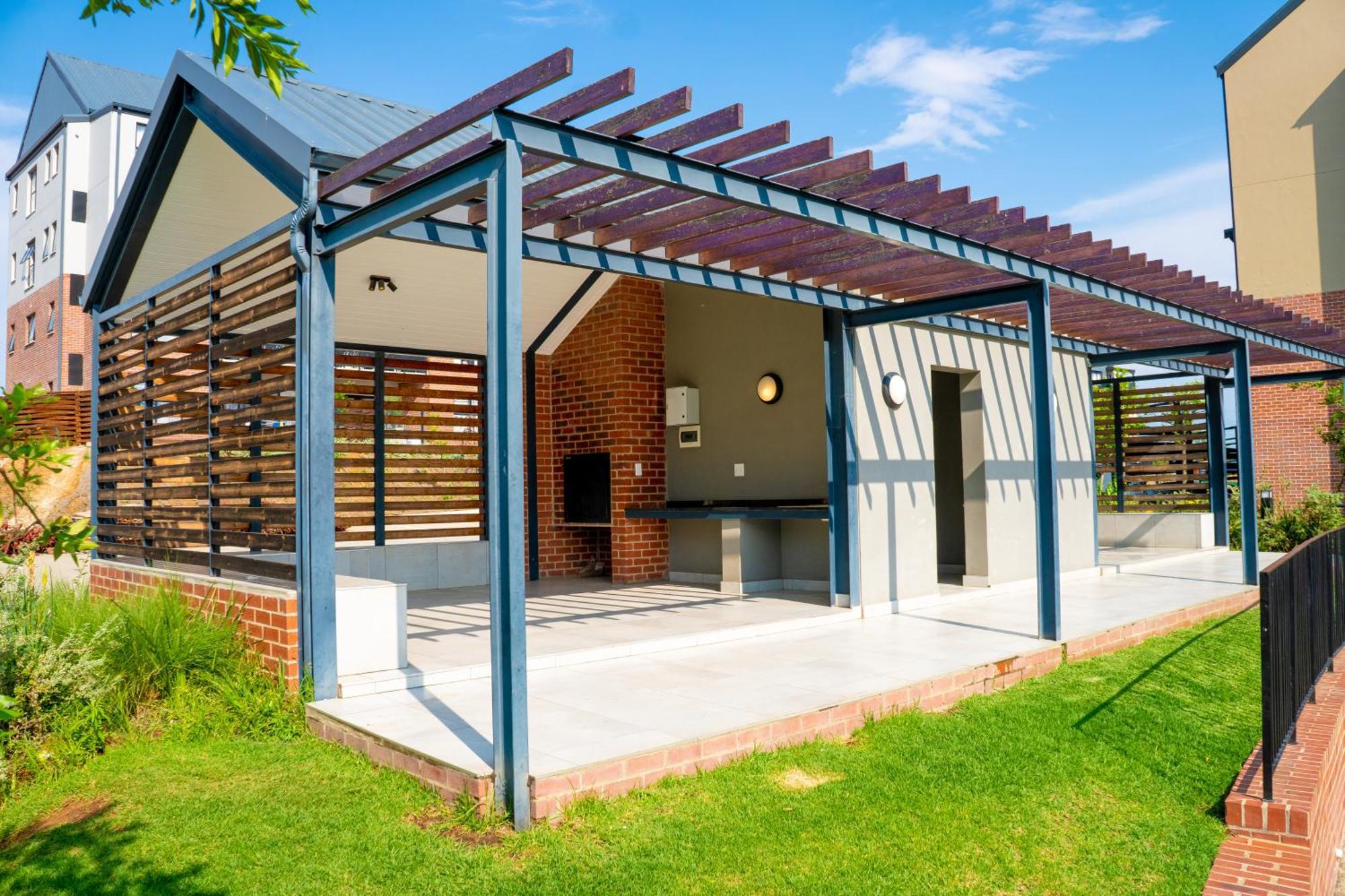 8 Elizabeth Place - Beautiful Self Catering 1 Bedroom Next To Kyalami Racetrack In With Free Wifi Local Swimming Pool Gym And Restaurant - Perfect For A Couple Apartment *