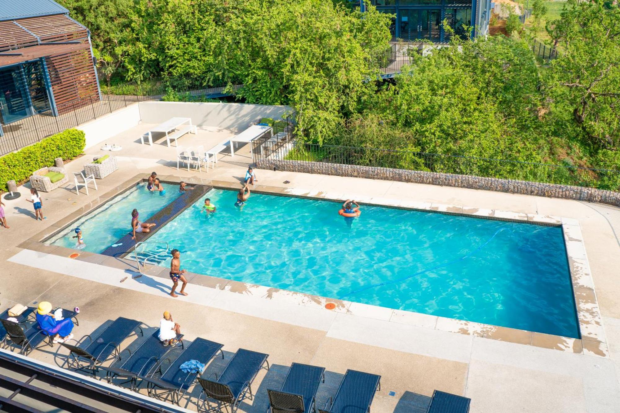Apartment 8 Elizabeth Place - Beautiful Self Catering 1 Bedroom Next To Kyalami Racetrack In With Free Wifi Local Swimming Pool Gym And Restaurant - Perfect For A Couple *
